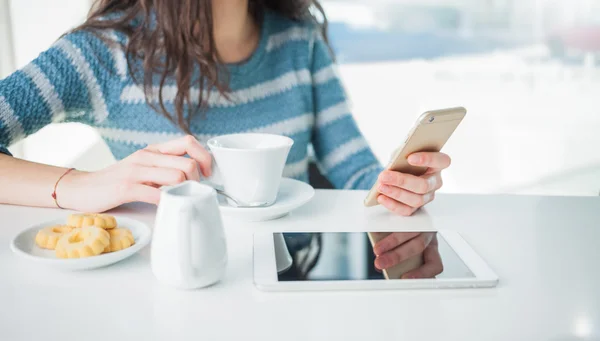 Donna che utilizza un telefono cellulare — Foto Stock