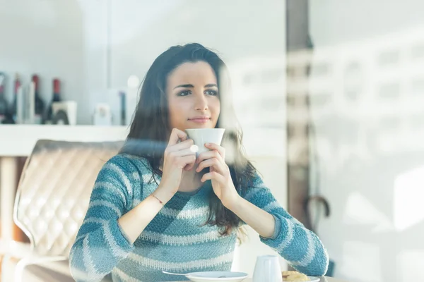 Tonåring tjej som har en fika — Stockfoto