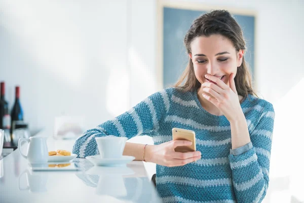 女孩读好玩的短信 — 图库照片