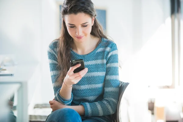 Adolescente chica mensajes de texto — Foto de Stock