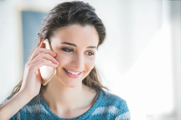 Schönes Mädchen mit Anruf — Stockfoto