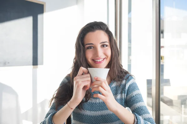 Meisje met een koffiepauze — Stockfoto