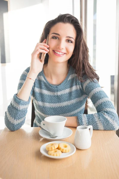 Femme ayant un appel téléphonique — Photo