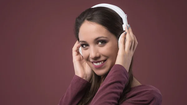 Mulher sorridente ouvindo música — Fotografia de Stock