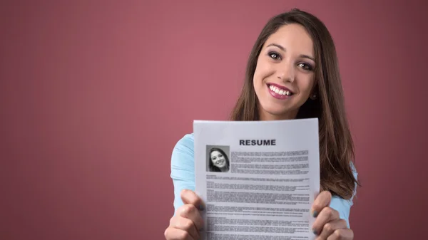 Mujer joven sosteniendo su curriculum vitae —  Fotos de Stock