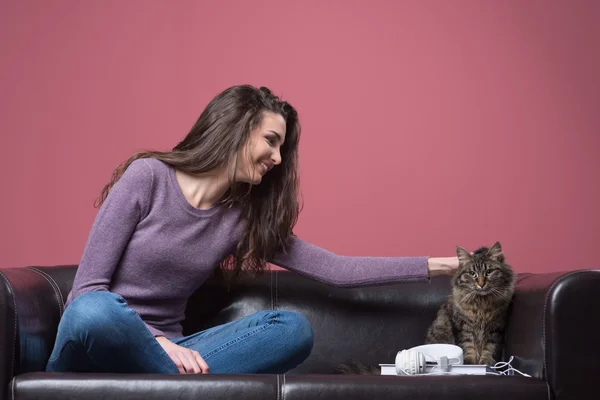 Jovem mulher abraçando um gato — Fotografia de Stock