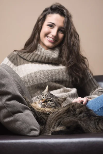 고양이 및 젊은 여자 거짓말 — 스톡 사진
