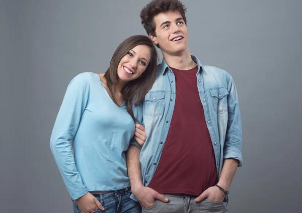 Feliz jovem casal posando — Fotografia de Stock