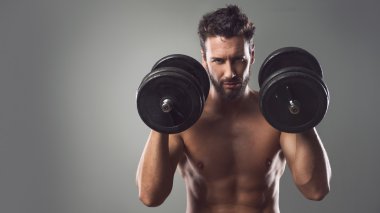 Genç adam spor yapıyor.