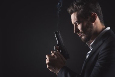 Elinde silah tutan bir adam.