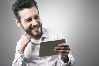 adam ile yumruk kaldırdı