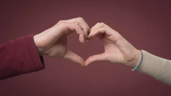 Casal compondo forma do coração — Fotografia de Stock