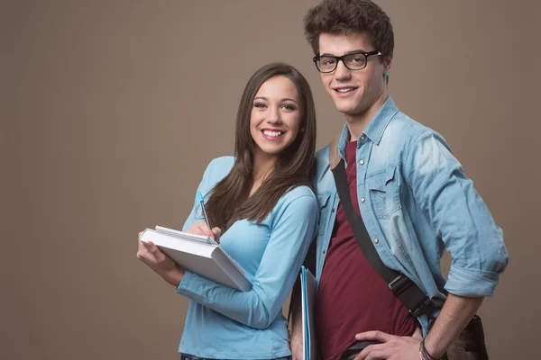 Estudiantes sosteniendo libros de texto —  Fotos de Stock