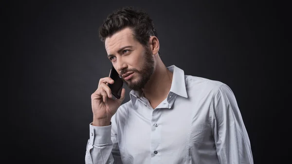 Geschäftsmann telefoniert — Stockfoto