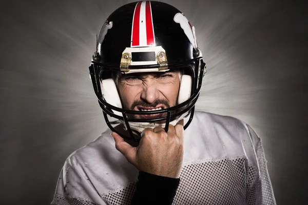 Игрок со шлемом позирует — стоковое фото