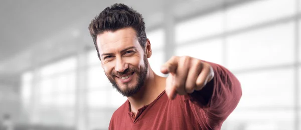 Uomo sorridente che punta alla macchina fotografica — Foto Stock