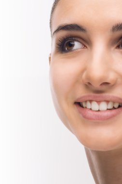 Gülümseyen genç kadın