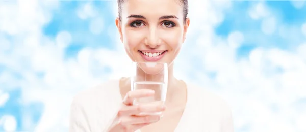 Mulher sorrindo água potável — Fotografia de Stock