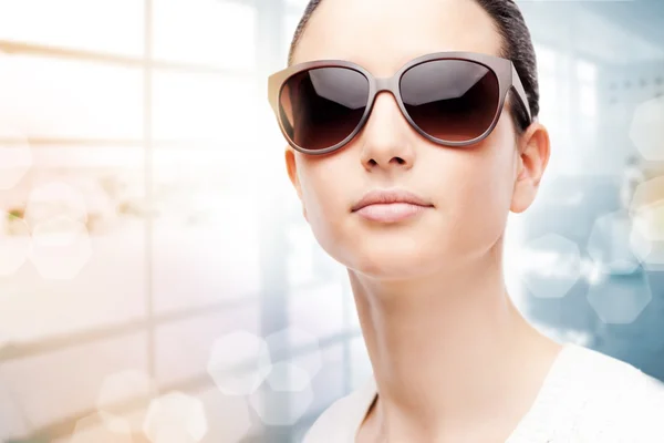 Modellen bär solglasögon — Stockfoto