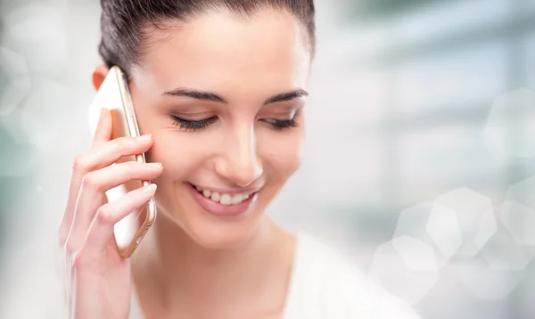 Vrouw met een telefoongesprek — Stockfoto