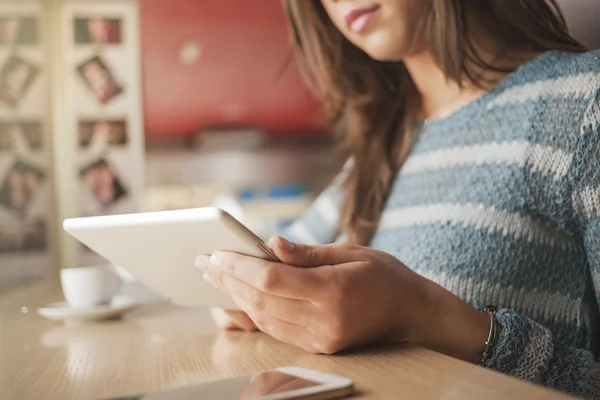 Wanita muda menggunakan tablet — Stok Foto