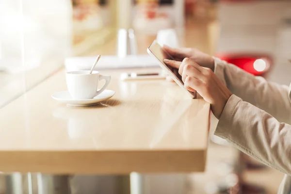 Mujer usando una pantalla táctil —  Fotos de Stock