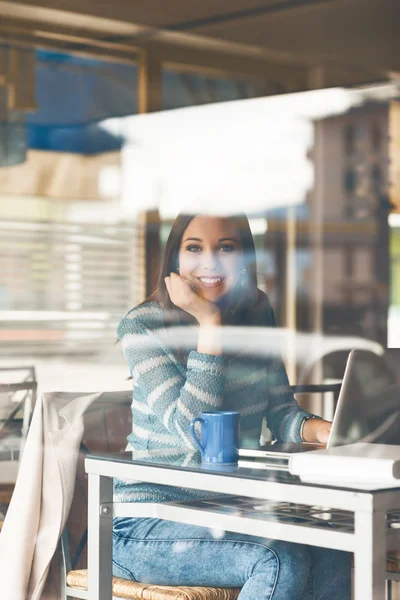 Frau arbeitet mit ihrem Laptop — Stockfoto