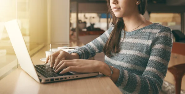 Donna impegnata con un computer portatile — Foto Stock