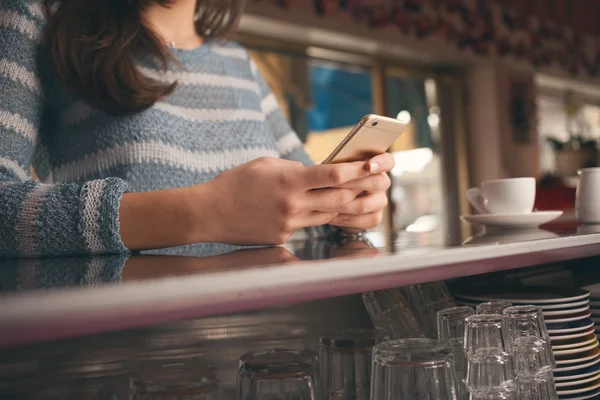 Woman leaning on the bar counter — Stock Photo, Image