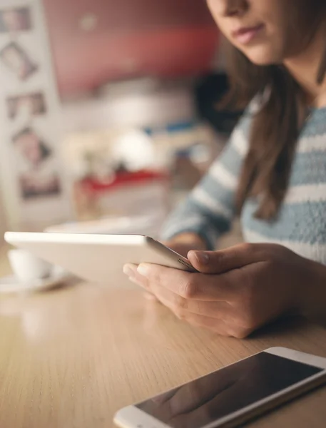 Vrouw met behulp van een Tablet PC — Stockfoto