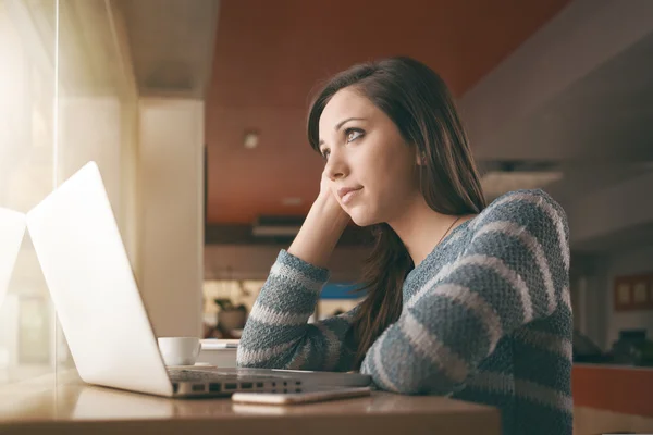 Tonåring flicka använder en bärbar dator — Stockfoto