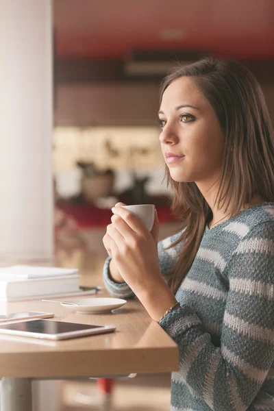 Flicka med en kopp kaffe — Stockfoto