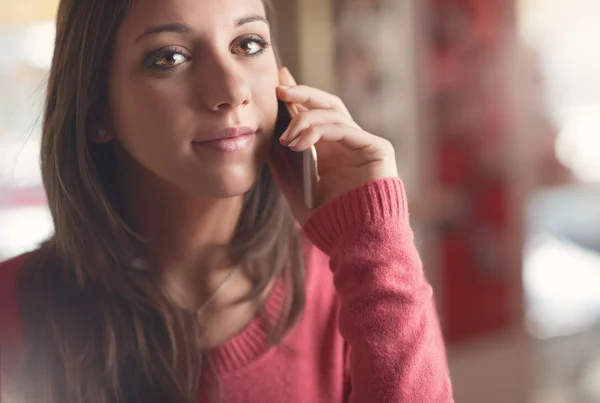 Flicka som har ett telefonsamtal — Stockfoto
