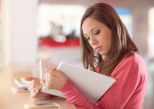 Cute woman reading a book — Stock Photo, Image