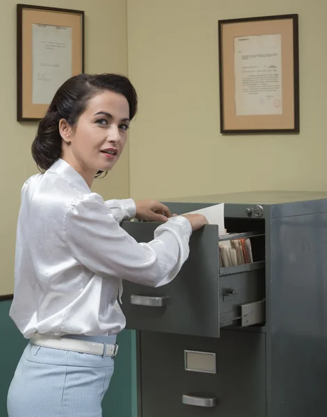 Secretaria Vintage buscando archivos —  Fotos de Stock