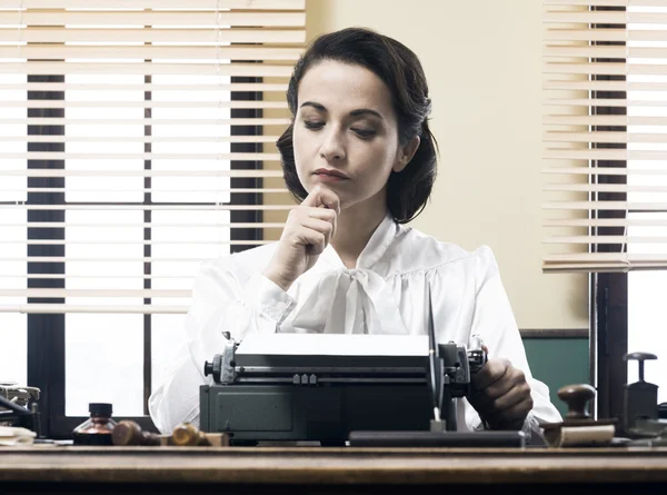 Mujer vintage con la mano en la barbilla —  Fotos de Stock