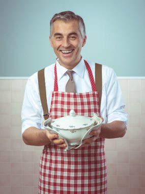 Adam akşam yemeği servis hizmet veren önlük