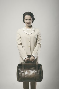 Gülümseyen ve Evrak Çantası'nı tutan kadın