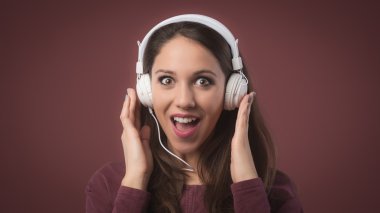 Kulaklıklarla şaşırdım kadın
