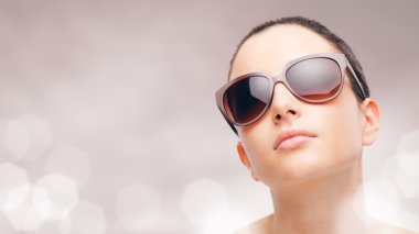 Büyük güneş gözlüğü takıyor modeli