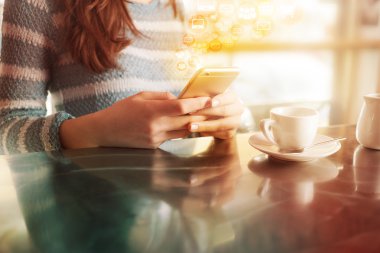 Kadın kısa onun cep telefonu ile mesaj