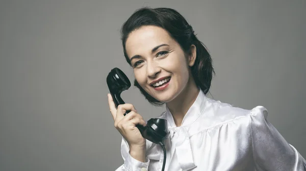 Alte Sekretärin am Telefon — Stockfoto