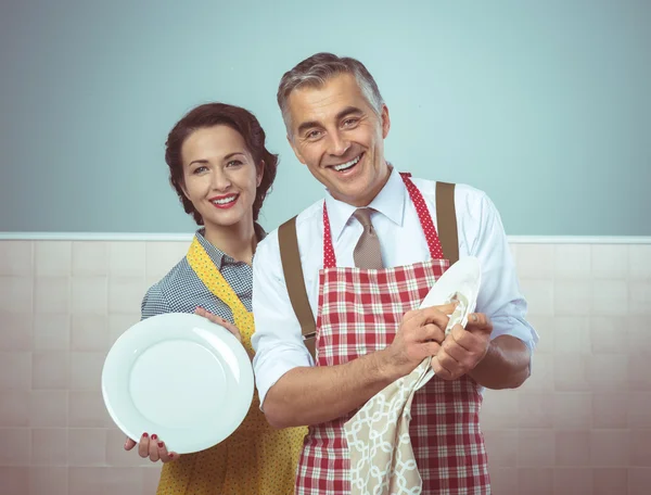 Paar spült in Schürzenschürze zusammen — Stockfoto