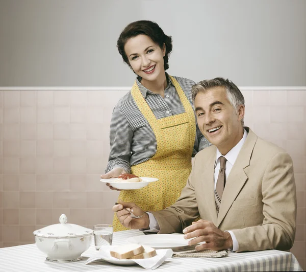 Mulher servindo macarrão para almoço — Fotografia de Stock