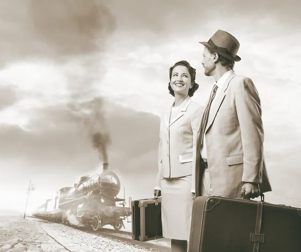 Casal caminhando e segurando malas — Fotografia de Stock