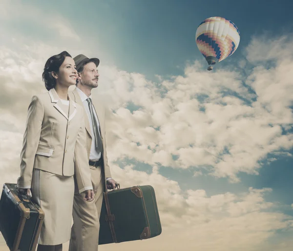 Casal caminhando e segurando malas — Fotografia de Stock