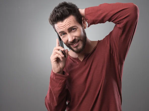 Bonito homem ter um telefonema — Fotografia de Stock