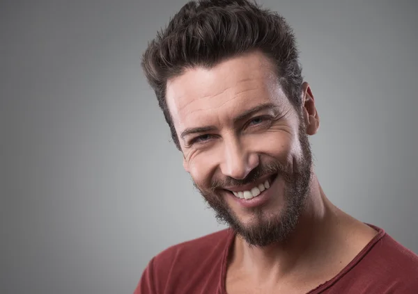 Hombre joven en camiseta —  Fotos de Stock