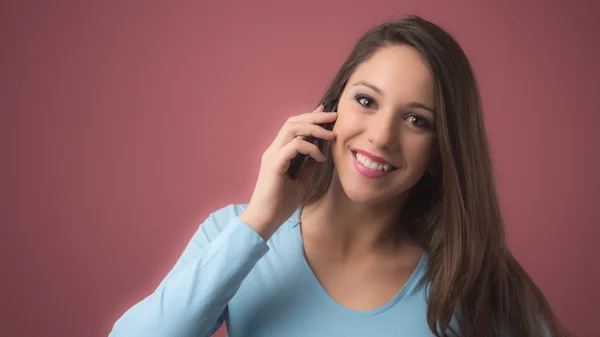 Jong meisje met een telefoongesprek — Stockfoto