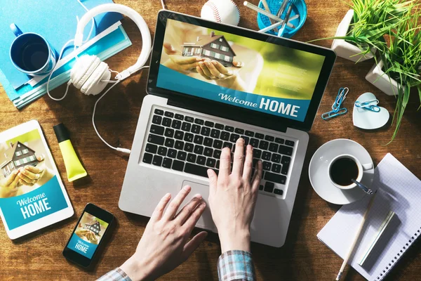 Mãos do homem e laptop — Fotografia de Stock